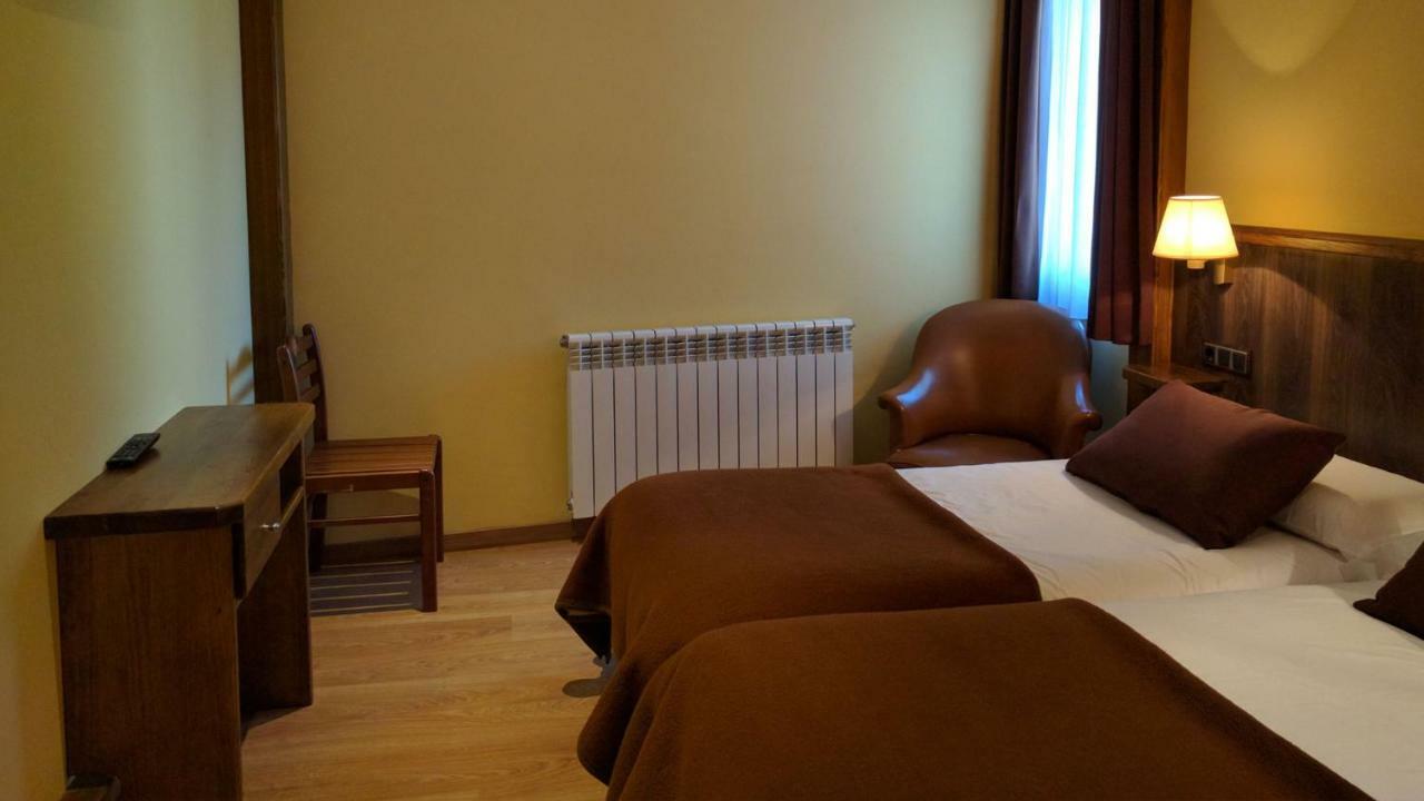 Hostal Talabart Hotel Лес Екстериор снимка